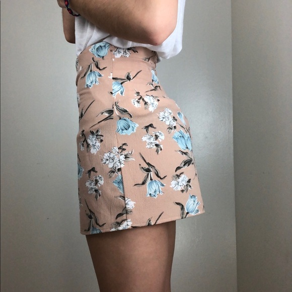 SOLD🛒 DAINTY HIGH RISE FLORAL SHORTS - Picture 3 of 5